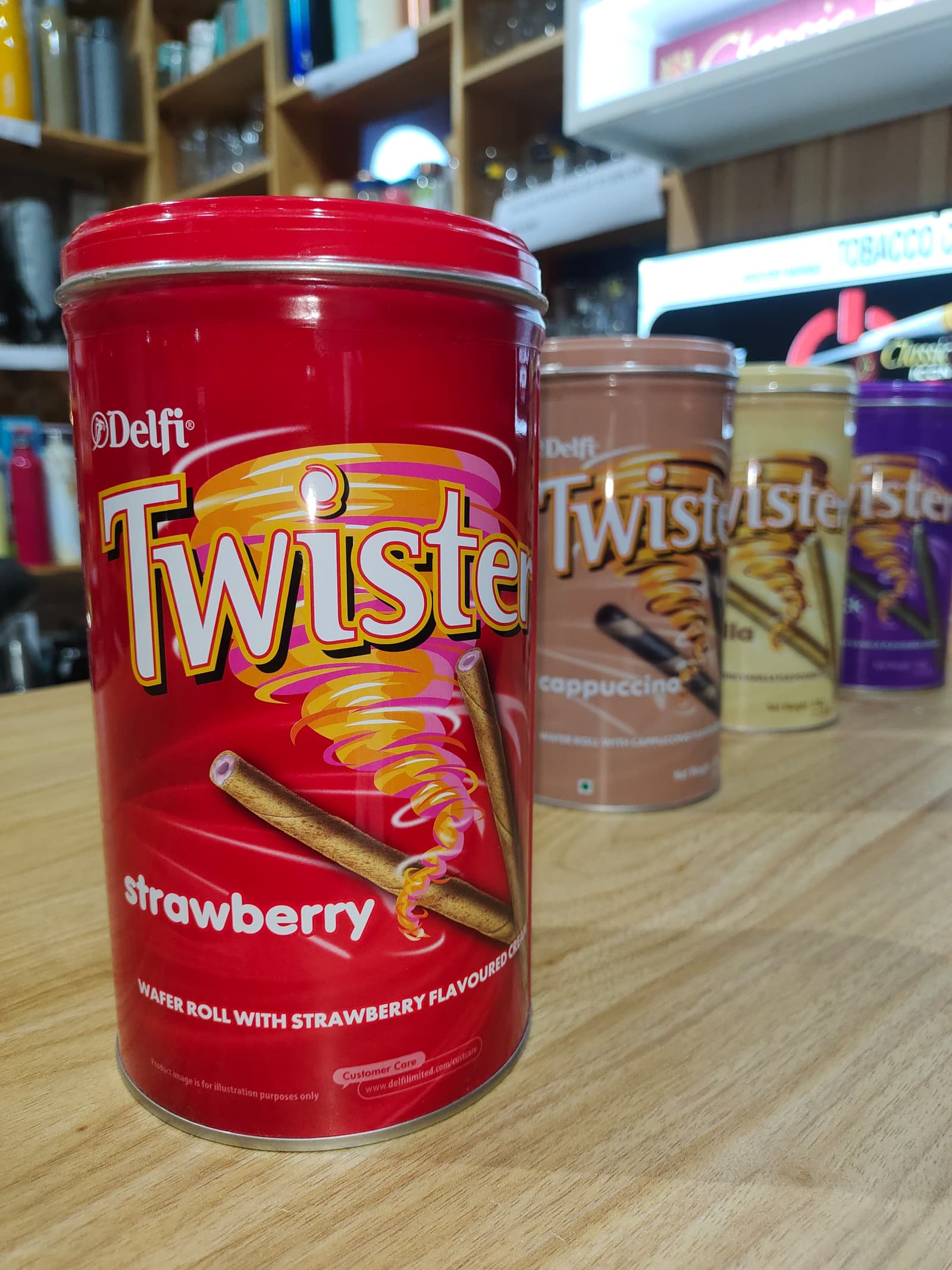 Delfi Twister Wafer Roll – Strawberry (320g)